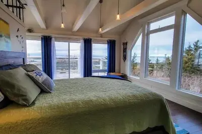 Image de Rolling Waves Ocean View Retreat. Escape to peace and tranquility.