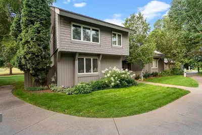 Image de 4 Bedroom Condo on Walloon Lake - 2 min walk to the lake!