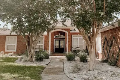 Image de Spacious & tranquil home w/ hot tub and fire-pit, 8 minutes to beach