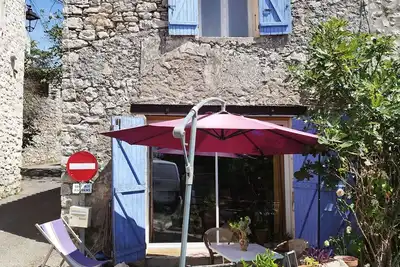 Image de Jolie maison de village ensoleillée avec vue et jardin