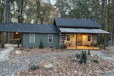 Image de Beautiful 1800’s Cabin with newly renovated addition. Wfu only 5 miles away.