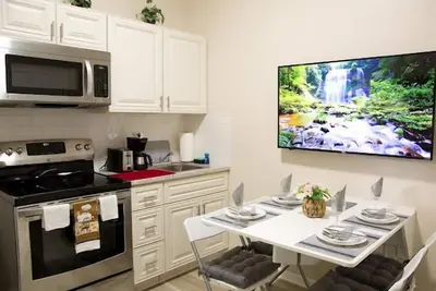 Image de Charming, 2 bedroom, 1 bath and full kitchen, retreat with pool