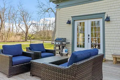 Image de Spring Escape in Hatchville – Sleeps 6 + Dogs!