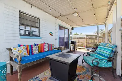Image de Cozy Bungalow - 1 block to beach- fenced in yard- updated- corn hole - tunes