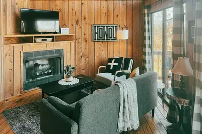 Image de Rustic Lake Keowee Cabin, Perfect for Couples! Dock, Pool & Boat Slip