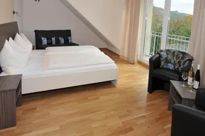 Image de Comfortzimmer Groß mit Balkon - Gästehaus-gasthof \"wein im Turm\"