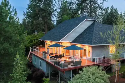 Image de Luxe Waterfront Home w/ Dock, Deck & Spa Bath