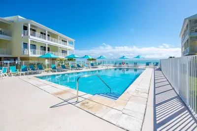 Image de Salt Life: Experience Coastal Luxury, 2br Kcb Condo W/ Breathtaking Ocean Views, Shared Pool & Beach