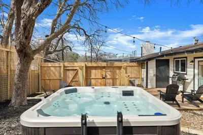 Image de Barton Hills Hideaway + Two Hot Tubs - Magdalena!