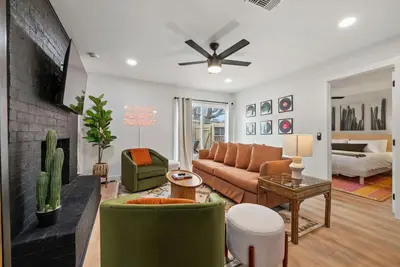 Image de Barton Hills Hideaway + Hot Tub - Magdalena 1!