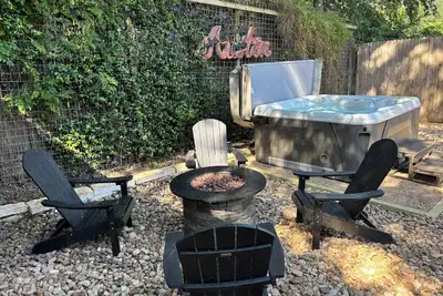 Image de Barton Hills Hideaway + Hot Tub - Magdalena 2!