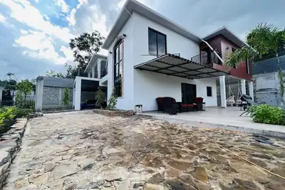 Image de Stunning 5 bedroom house all ensuite with a beautiful pool and backyard.