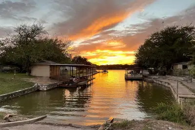 Image de ❤️ Pickleball, Pool Table, Ping Pong, 4Bd 2bath quiet edition on Fw side of town!