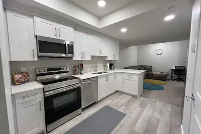 Image de Cozy 2 bedroom legal basement suite for rent in Livingston Nw Calgary\n
