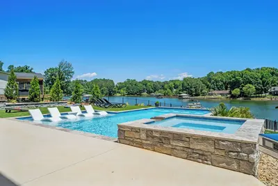 Image de Brand New 4000+ sq ft house with pool, hot tub, amazing deck and amenities