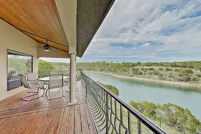 Image de Spacious lakefront duplex with private dock, large deck, central A/C, lake views
