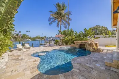Image de Grotto Pool Home on 10th Sleeps 10
