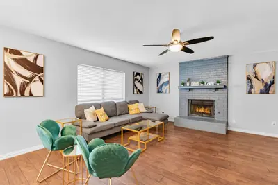 Image de 5br 2. 5ba Newly upgraded house sleeps 16