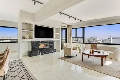 Image de Phaedrus Living: City Center Sky Penthouse