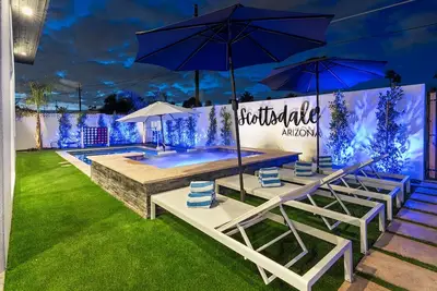 Image de 6 Bedrooms, 9 Beds, 3 Bathrooms, an 82° Heated Pool, & the Best 102° Spillover Hot Tub in all of Old Town Scottsdale!