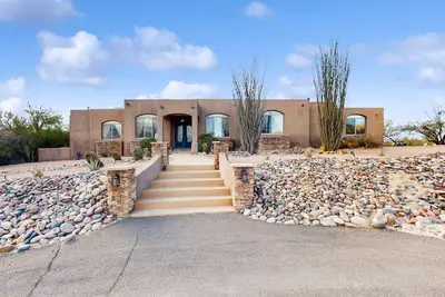 Image de Beautiful mountain view oasis with gourmet kitchen & outdoor pool access