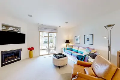 Image de Plantations East dog-friendly townhouse with fireplace & water view