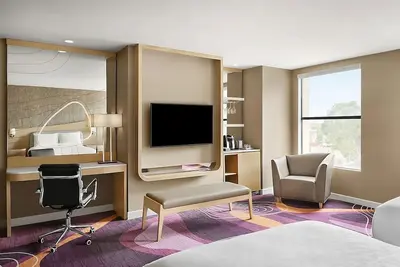 Comfort & Convenience! Parking, Pets Allowed, Pool! Short drive to Downtown La!