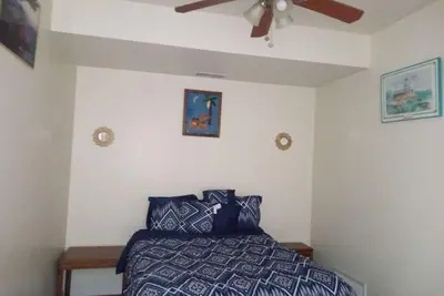 Image de comfy cozy roomy with free parking