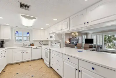 Image de Spacious Beachfront 3/2 Condo with Pool and Tennis! Amazing Views from Balcony!