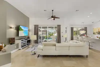 Image de 3 king bed, 3. 5 bath, office, gulf access canal, infinity pool + spa