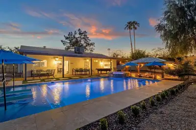 Image de Heated Pool w/ swim up bar seating & Spa, Pool Table, Basketball Court, Putting green + Free Golf!