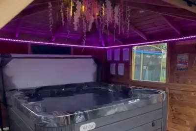 Image de Finn Village Raspberry Cottage Hot Tub Gazebo Private Garden