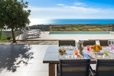 Image de Great villa with pool and sea view