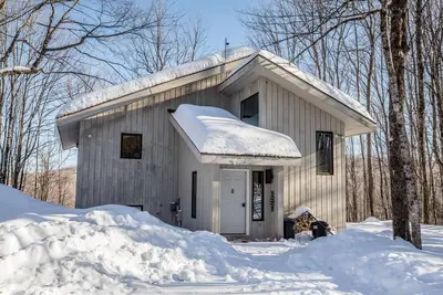 Image de A Spacious Vacation Home in a Wooded Setting With A Brick Fireplace
