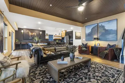 Image de Outdoor/ Indoor Pool, Private Hot tub, Game Room