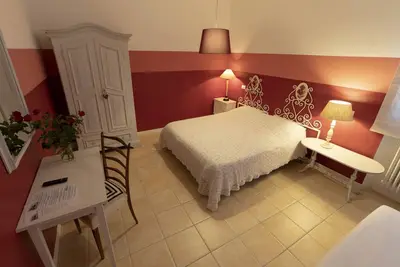 Image de \"Le Rose\" family room with private en-suite bathroom
