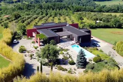 Image de Exceptional modern home in rural setting with amazing views - private pool & gym
