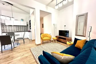 Image de Lombardo's Family - Huge Apartment 500m to Station + Private Free-Parking!