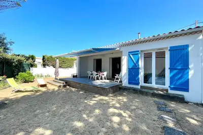 Image de Maison familiale 3 chambres avec jardin, terrasse en bois, proche de la mer et des sentiers.