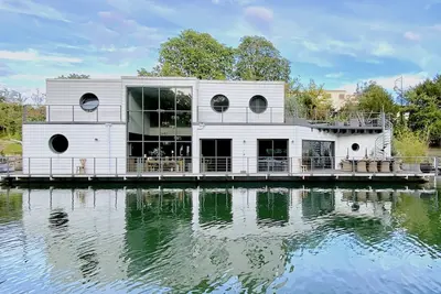 Image de Countryside in Paris\nAn architect house like an island facing water and nature. \n