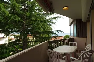 Image de T2 à 50m de la plage avec piscine, parking et animaux acceptés