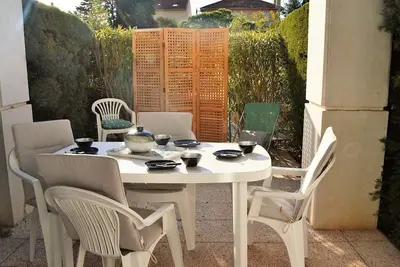 Image de Studio cabine climatisé avec terrasse, 2 pas de la plage, 4 couchages, ménage inclus - Cavalière