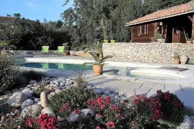 Image de Villa spacieuse avec Piscine Privée et Jacuzzi - 6 Personnes - Chauzon