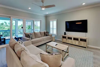 Image de Maritime Manor | Incredible On-Site Amenities + Beach Club!