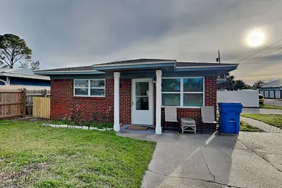 Image de Seashell Cottage | Dog-Friendly + Near Area Fun!