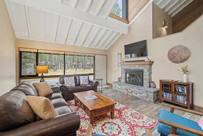Relaxing Sunriver Home with A/C, Hot Tub & Golf Course Views