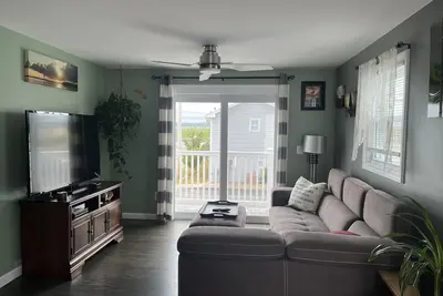 Image de Beach Bum Bungalow offers stunning sunset marsh views just 400 ft to the beach.
