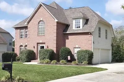 Image de Beautiful 1 acre 4 bd 3 bath non-smoking home\n\n