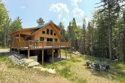 Image de 65pt New Log Cabin in Private Setting. Hot tub, Fire pit, Gym/Pool Access, and Dog Friendly!