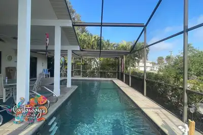 Image de Pet friendly 3 bedroom, 2 bath pool home with direct access.